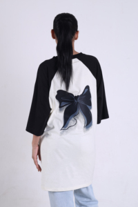 เสื้อยืดแขนยาวทรงโอเวอร์ไซส์สำหรับผู้หญิง คอกลม แขนสามส่วน พิมพ์ลายโบว์ ทรงหลวม ผ้าฝ้ายเจอร์ซีย์ ใส่ได้ทุกฤดู - Product Image 5