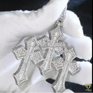 Collar con colgante de doble cruz con diamantes cultivados en laboratorio de corte mixto, en plata de ley 925 con acabado en oro y blanco. - Product Image 1