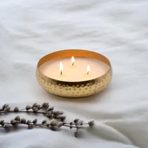 Bougie à trois mèches, design large et rond, bol en laiton martelé, bougie en cire de soja de qualité supérieure - Product Image 3