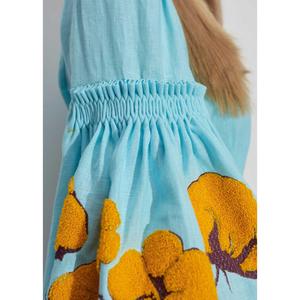 Vestido Midi de Algodón Azul Claro para Mujer, Bordado Floral Amarillo, Manga Abullonada, Cuello en V, Cintura con Lazo, Borlas, Estilo Boho - Product Image 4
