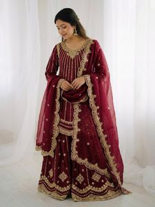 Elegante Traje Sharara Fendy de Seda con Bordado y Lentejuelas, Dupatta con Borde de Encaje, Ropa Festiva para Bodas para Mujer - Product Image 3