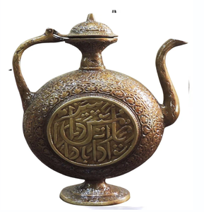 Carafe classique en laiton plaqué argent, motifs traditionnels complexes, accents gravés noirs/rouges, design royal, finition miroir, réutilisable. - Product Image 3