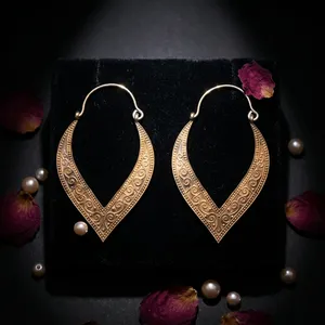 Boucles d'oreilles créoles vintage en laiton plaqué or et argent pour femme, style courbe en V, 57x35MM, en promotion - Product Image 2