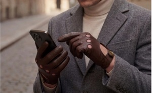 ถุงมือขับรถสำหรับผู้หญิง หนังแท้ ถุงมือสั้น TECH สีไวน์น้ำตาลเข้ม ซิปข้อมือ แต่งพู่ ขอบพู่บุซับใน อุ่นสำหรับฤดูหนาว - Product Image 5