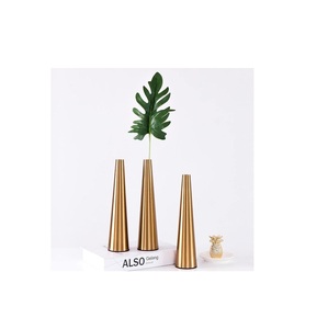 Vase en métal haut de gamme pour arrangements floraux, idéal pour les maisons, les hôtels, les restaurants et la décoration haut de gamme. - Product Image 6