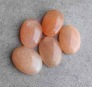 พลอยมูนสโตนสีพีชธรรมชาติทรงรีแบบคาโบชอง สำหรับทำเครื่องประดับ งานฝีมือ และของสะสม - Product Image 6