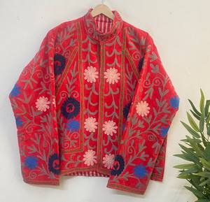 Chaqueta Acolchada de Terciopelo Rojo Estilo Vintage – Prenda Exterior Artesanal con Bordado Botánico Colorido. - Product Image 1
