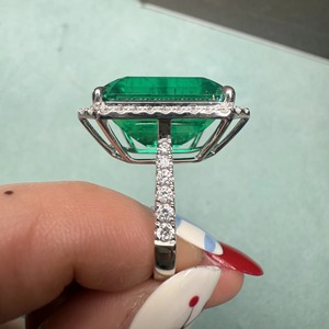 Bague de fiançailles pour femme avec halo de diamants taille émeraude, style classique, certifiée IGI - Product Image 3