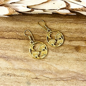 Pendientes Colgantes de Latón con Diseño Único Boho de Hongo y Luna Creciente Celestial, Chapados en Oro de 18k para Mujer, Venta al por Mayor/OEM/ODM - Product Image 4