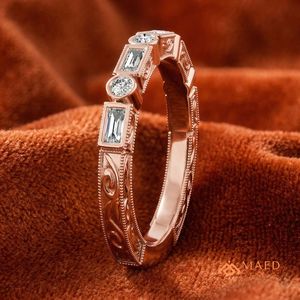 Anillo de Eternidad de Moissanita Baguette en Oro Rosa, Anillo de Boda de Diamantes, Joyería Nupcial Elegante para Mujer - Product Image 2