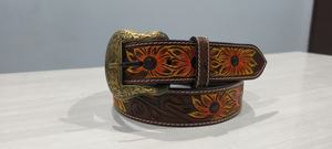 Cinturón trenzado de cuero vacuno estilo western vintage para hombre con patrón floral en relieve y hebilla de cobre antiguo - Product Image 4