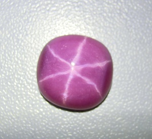 Rubis Étoilé Rouge Carré 12x12 mm 10 Carats Créé en Laboratoire Opaque Cabochon Circulaire Antique avec Effet Étoile à 6 Branches pour la Fabrication de Bijoux - Product Image 1