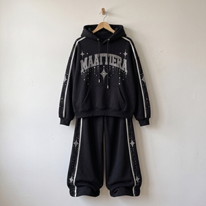 Conjunto Deportivo de Sudadera con Capucha Negra Extra Grande para Mujer con Detalles de Pedrería Plateada y Pantalones Anchos, Proveedor Mayorista Personalizado - Product Image 5