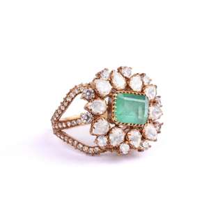 Anillo Gajaah de Plata de Ley 925 con Baño de Rodio, Gema Verde, Diamantes y Diseño de Estrella Radiante para Mujer, Modelo "Cosmic Bloom" - Product Image 3