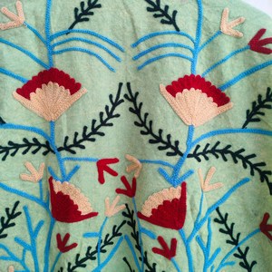 Couette matelassée respirante en coton vert sauge, broderie Suzani faite à la main, travail traditionnel de broderie kashmiri, motif floral, longueur standard - Product Image 6