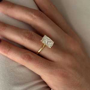 Énorme bague de fiançailles en or jaune 14 carats avec diamant de laboratoire allongé de 5 carats, taille coussin, ajustement parfait, certifiée IGI - Product Image 4