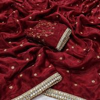 Sari en satin avec des broderies de sequins et une bordure zari richement brodée