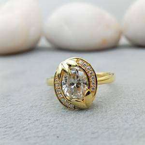 แหวนแต่งงานทรงรีทันสมัยจาก D'VINS JEWELS ประดับเพชรทรงบริลเลียนต์สี D ขาว ผลิตในห้องปฏิบัติการ เคลือบสีเงินและทอง - Product Image 1