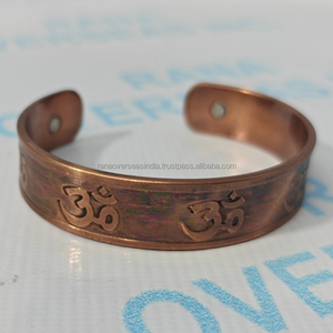 Pulsera Terapéutica de Cobre Sólido Moderno con Óm, Ecológica, Tamaño Personalizado, Imanes Individuales para Recuperación Avanzada, Equilibrio Energético y Articular - Product Image 3