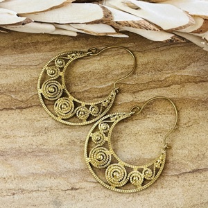 Boucles d'oreilles créoles spirales bohèmes, bijoux tribaux en laiton pour femmes, finition laiton antique, croissant céleste, favoris des marchés, vente en gros/OEM - Product Image 4