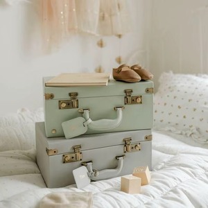 Ensemble de valises rose poudré avec fermoirs vintage, poches intérieures et poignée robuste pour un voyage élégant et un rangement charmant - Product Image 4