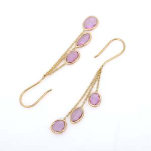 Boucles d'oreilles pendantes en or 18 carats à trois couches avec saphir rose - Product Image 2