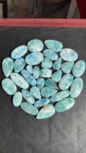 Larimar Natural Premium AAA+ en Forma de Cabujón |   Piedras Preciosas Sueltas de Color Azul Océano en Diferentes Formas de 20-60 mm |   Gemas Trimurti Pulimentadas y Cortadas a Medida para - Product Image 2