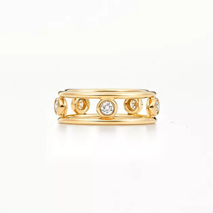 Bague en or sertie de diamants ronds cultivés en laboratoire - Product Image 1