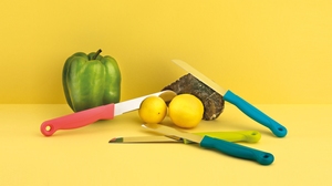 Couteau laser Fiona, lame en acier inoxydable, outil de coupe de précision, design élégant, poignée en plastique ambidextre, polyvalent pour la cuisine et la salle à manger - Product Image 1