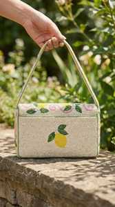 Sac à main artisanal perlé motif citron et jardin – Jaune vif, vert émeraude et blanc, style bohème Adil, écologique et léger - Product Image 3