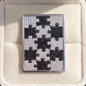 Étui de protection luxueux et étincelant en métal argenté avec motif croix noire et moissanite, pour tracker, couleur argent moissanite noir - Product Image 4