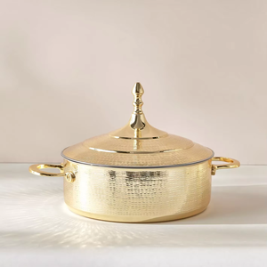Casserole ronde dorée attrayante avec couvercle et poignées en acier inoxydable, ustensile de cuisson durable pour cuisinières à gaz et à induction - Product Image 1