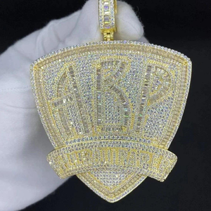 Pendentif Moissanite couleur or, breloque lettre bouclier, bijoux pour homme avec diamants taille baguette - Product Image 2