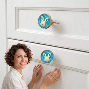 Pomo Redondo de Resina y Latón para Mueble con Diseño de Conejo Azul, Forma Novedosa para Cajón, Moderno, Ecológico y Multifuncional - Product Image 3
