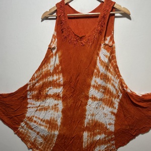 Elegante Blusa sin Mangas de Algodón Verde Oliva con Estampado Tie-Dye y Cuello Redondo para Mujer, Estilo Boho |   Vestido Casual Holgado con Corte Evase para Verano - Product Image 1