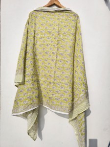 ผ้าซิ่นพิมพ์ลายสวยงาม ผ้าฝ้ายอินเดีย สไตล์โบโฮ ผ้าคลุมชายหาด ผ้าพันคอเนื้อเบา ผ้าคลุมชุดว่ายน้ำ ผ้าคลุมฤดูร้อน - Product Image 3