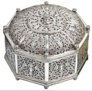 Magnifique pandan octogonal en laiton avec calligraphie et découpes florales. Disponible à prix de gros. - Product Image 6