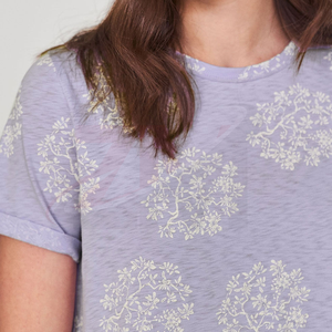 Camiseta de Manga Corta con Cuello Redondo y Estampado Floral Lavanda para Mujer, Corte Regular, Algodón Tejido, Casual, Venta al Por Mayor, Logotipo de Marca Personalizado - Product Image 4