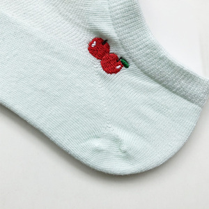 Calzini corti da donna primaverili sottili traspiranti in cotone lavorato a maglia con ricamo ciliegia verde - Product Image 4