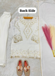 Ensemble de salwar kameez blanc traditionnel brodé pour fille, pour mariage et occasions spéciales, provenant d'un fournisseur indien - Product Image 5