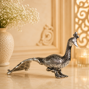 Sculpture d'oiseau en métal artisanale, motif paon, argentée et polie, pour décoration de table - Product Image 4
