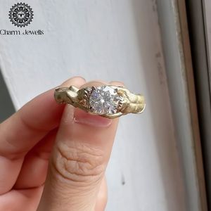 Bague de fiançailles pour femme Charm Jewells en argent plaqué or avec moissanite taille coussin, sertie à griffes, design animal vintage, IGI - Product Image 1