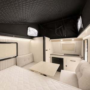 Caravane compacte tout-terrain avec cuisine moderne, espace de couchage et salle à manger pour 4 personnes, idéale pour le camping aventure. - Product Image 4