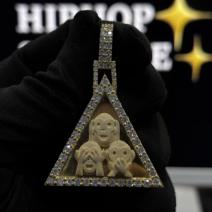 Colgante de Plata de Ley 925 HIPHOP SPARKLE con Tres Monos Sabios, Moissanita VVS, Triángulo con Incrustaciones de Diamantes, Chapado en Oro Rodio, Estilo Hip Hop - Product Image 6