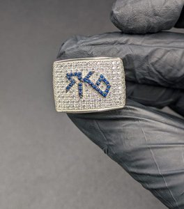 Bague de cocktail de luxe pour homme en argent 925 avec diamant VVS et pierre bleue, sertie pavé avec initiale, pour usage quotidien - Product Image 1