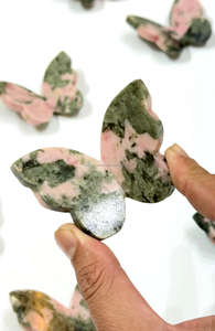 Sculpture de papillon 3D en épidote de thulite naturelle, sculptée à la main, pierre précieuse en cristal, décoration d'intérieur Feng Shui, vente en gros - Product Image 3