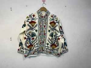 Chaqueta Bomber de Mujer Estilo Kimono de Invierno, Tejida y Bordada con Diseño Suzani, en Terciopelo Rojo, Moda Urbana, Regalo - Product Image 6