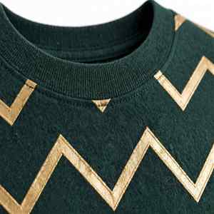 T-shirt unisexe NEXTEX brodé à chevrons vert et or en jersey de coton doux à col rond décontracté - Product Image 6