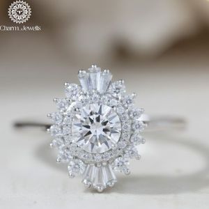 Bague de fiançailles classique pour femme en argent 925 plaqué or avec moissanite taille coussin et sertissage à griffes - Product Image 3