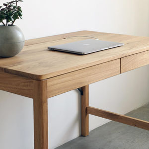 Bureau d'écriture artisanal en noyer et hêtre, style moderne du milieu du siècle, bureau d'ordinateur en bois massif pour la maison ou le bureau, avec tiroirs - Product Image 5